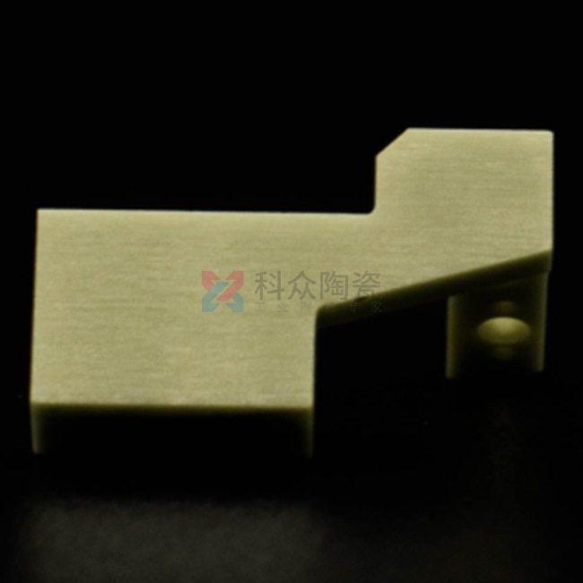 在工業(yè)行業(yè)中，科眾陶瓷廠是一家生產(chǎn)氧化鋯氧化鋁陶瓷零件廠家，在加工工藝上有特殊的優(yōu)勢存在，今天給大家介紹一種加工成型工藝，陶瓷注塑加工。